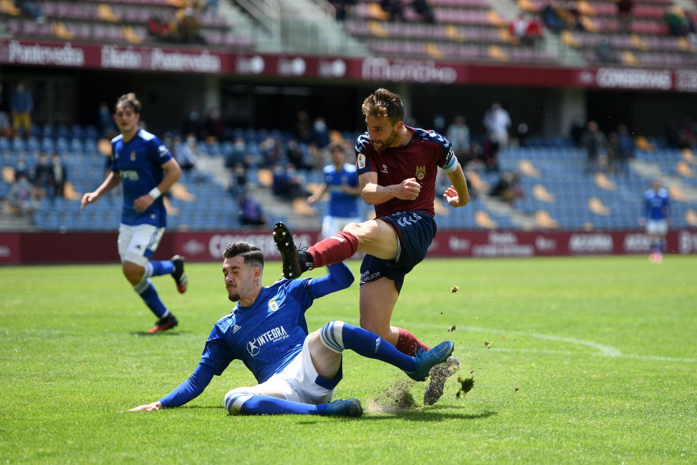 La emocionante permanencia del Pontevedra: goles y lágrimas en Pasarón