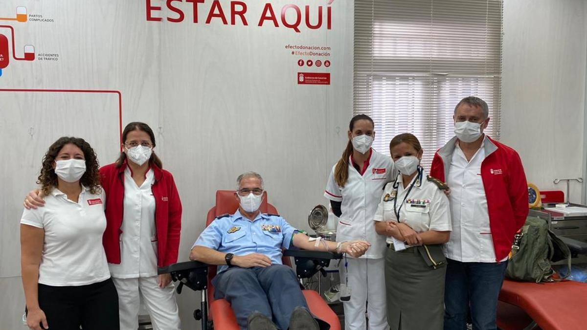 El general jefe del Mando Aéreo de Canarias, Juan Pablo Sánchez de Lara, la coronel jefe de Sanidad del Mando Aéreo de Canarias, Ana María Alemán Suárez, con el director técnico del ICHH, Amador Martín Recio, y equipo