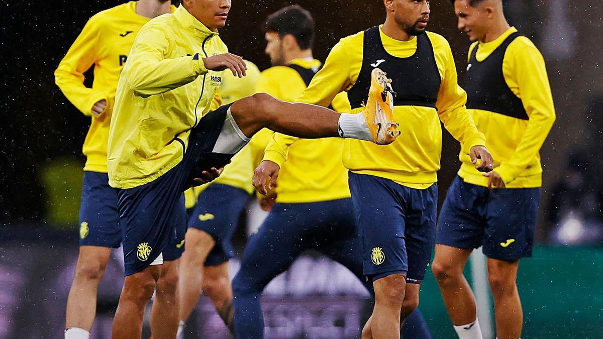 Los jugadores del Villarreal, durante el entrenamiento de ayer en Gdansk. |  // REUTERS