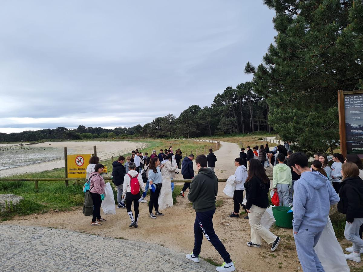 Un grupo de jóvenes accede al interior de Carreirón para participar en una macrolimpieza del espacio natural.