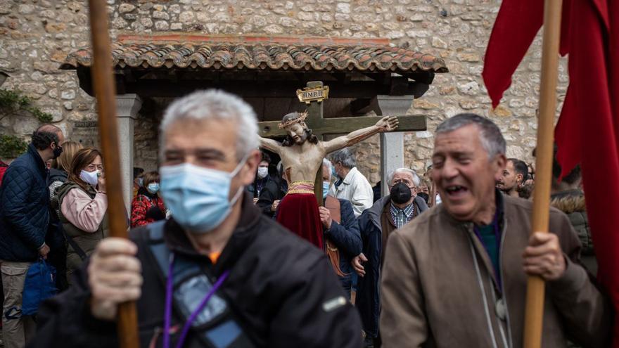 El Cristo de Valderrey, sacado el procesión para bendecir los campos.