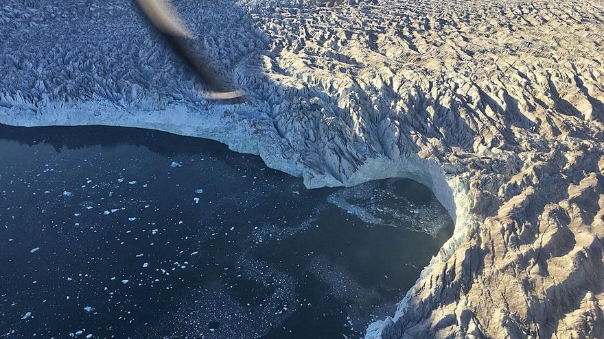 Vista del frente de un glaciar desde un avión bimotor a hélice rumbo a la base científica