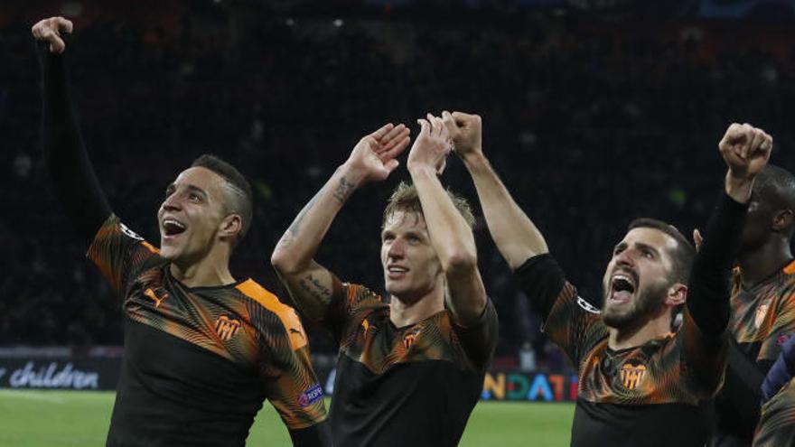 Los jugadores celebran la victoria en Ámsterdam