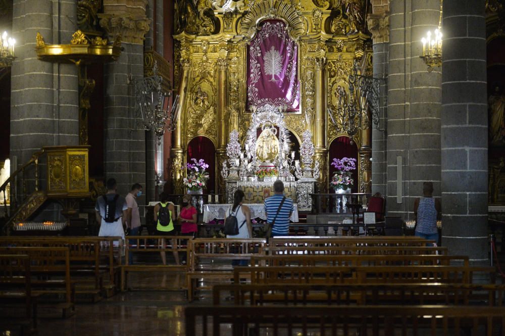 Los municipios llevan sus ofrendas a la Virgen