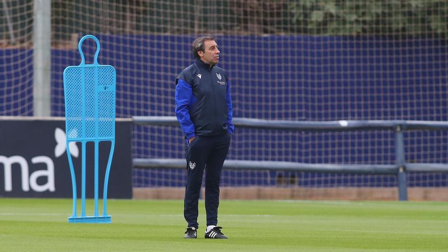 Felipe Miñambres: &quot;El fichaje del entrenador se cerrará esta tarde noche o mañana&quot;