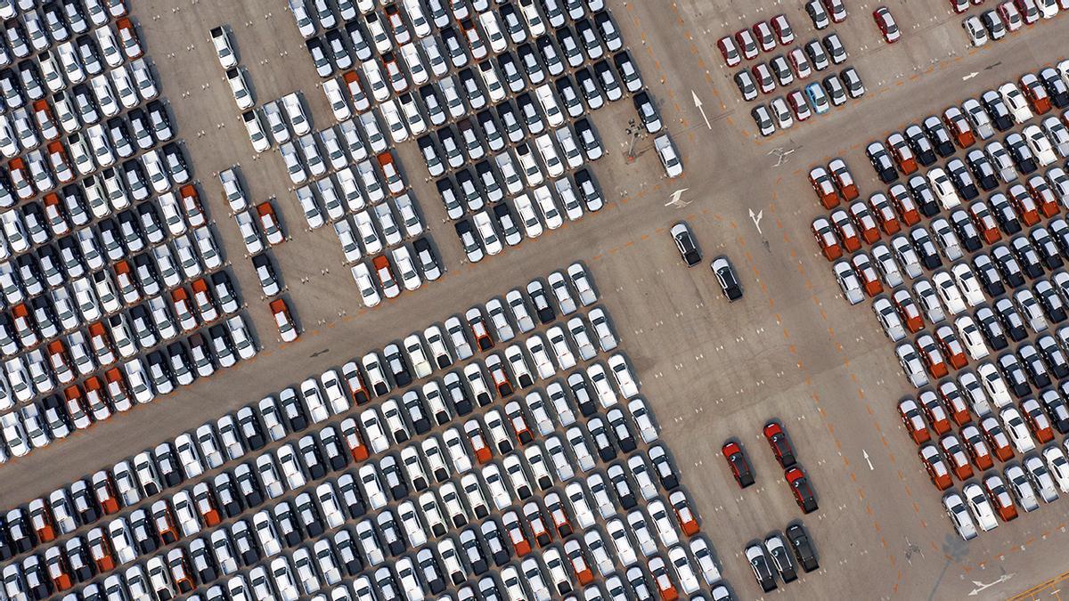Imagen aérea de automóviles recién fabricados aparcados