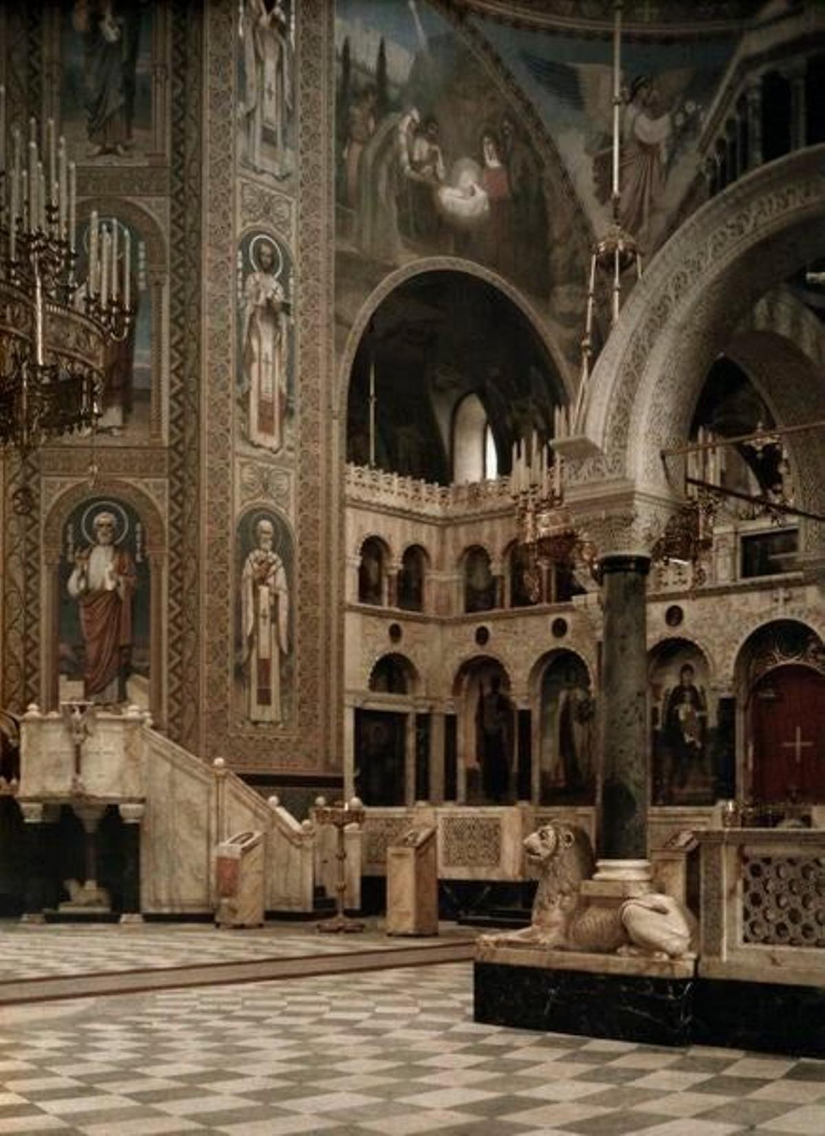 Decoración interior de la catedral de Alexander Nevski