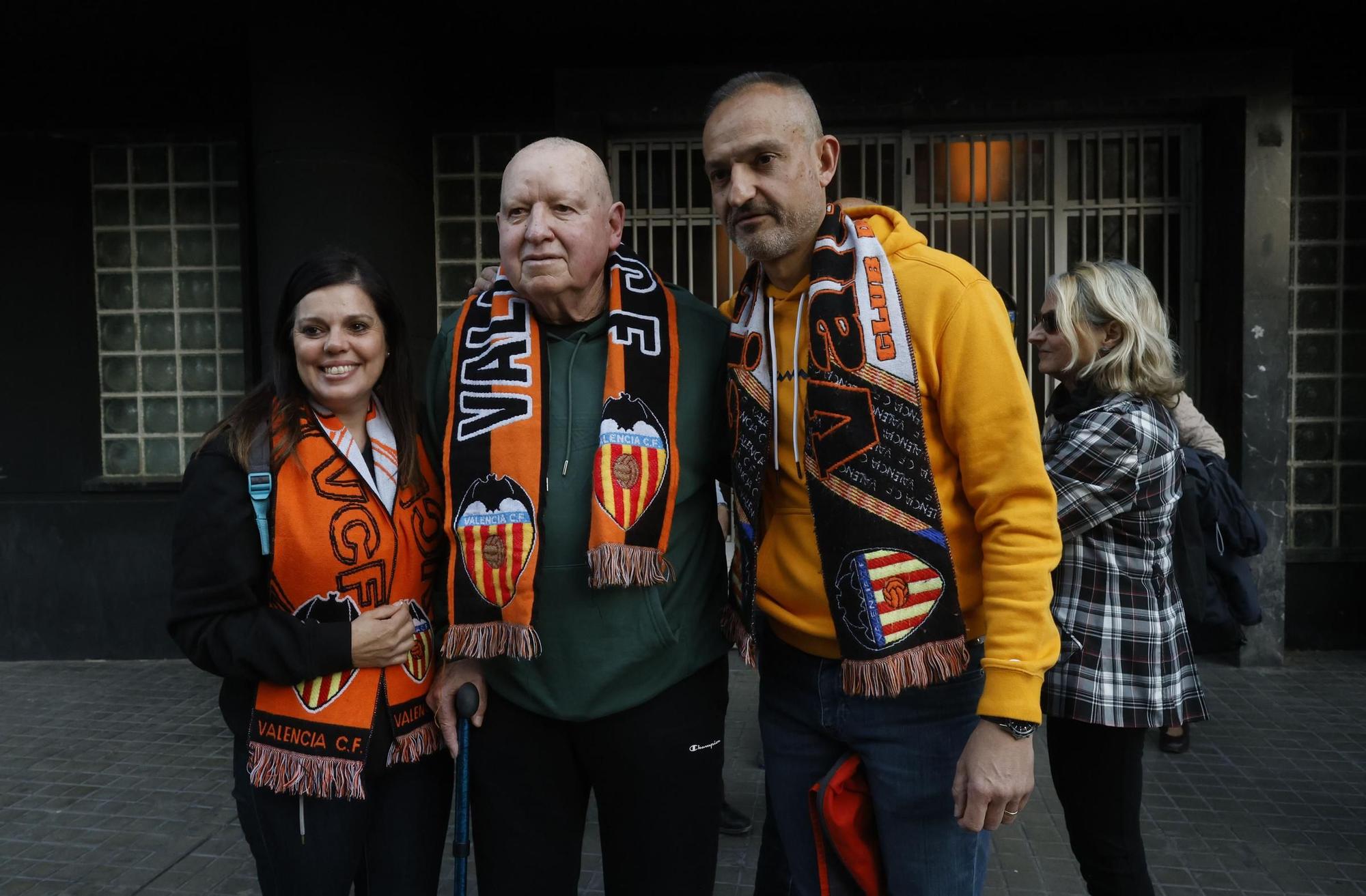 Homenaje al gol de Forment en la puerta de Mestalla