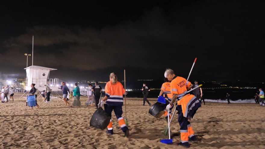 Las Palmas de Gran Canaria recoge tras la Noche de San Juan más de 11.000 toneladas de basura
