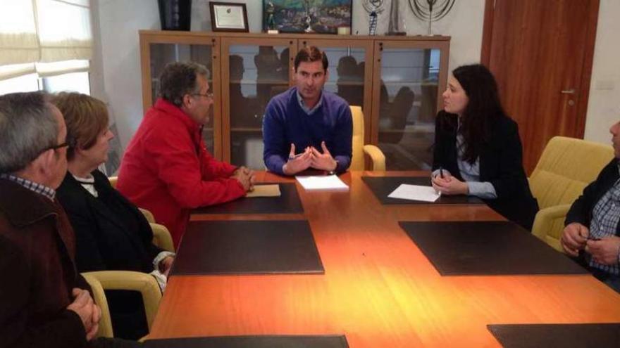 Reunión del alcalde con los representantes de la Plataforma de la PO-504. // FdV