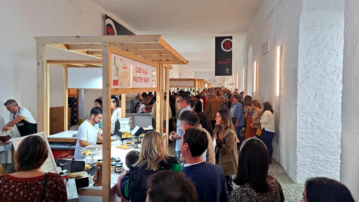 Público en los estands de los restaurantes participantes en el Gastrofestival Sabor, en El Hospital de Badajoz.