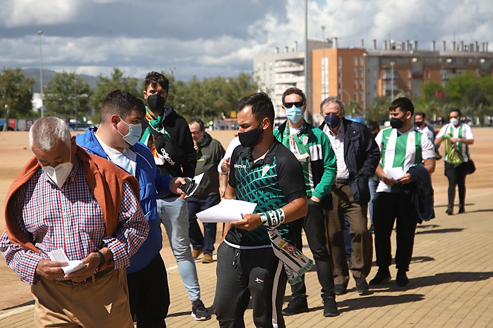 Aficionados asistentes al encuentro Córdoba CF-Balompédica Linense