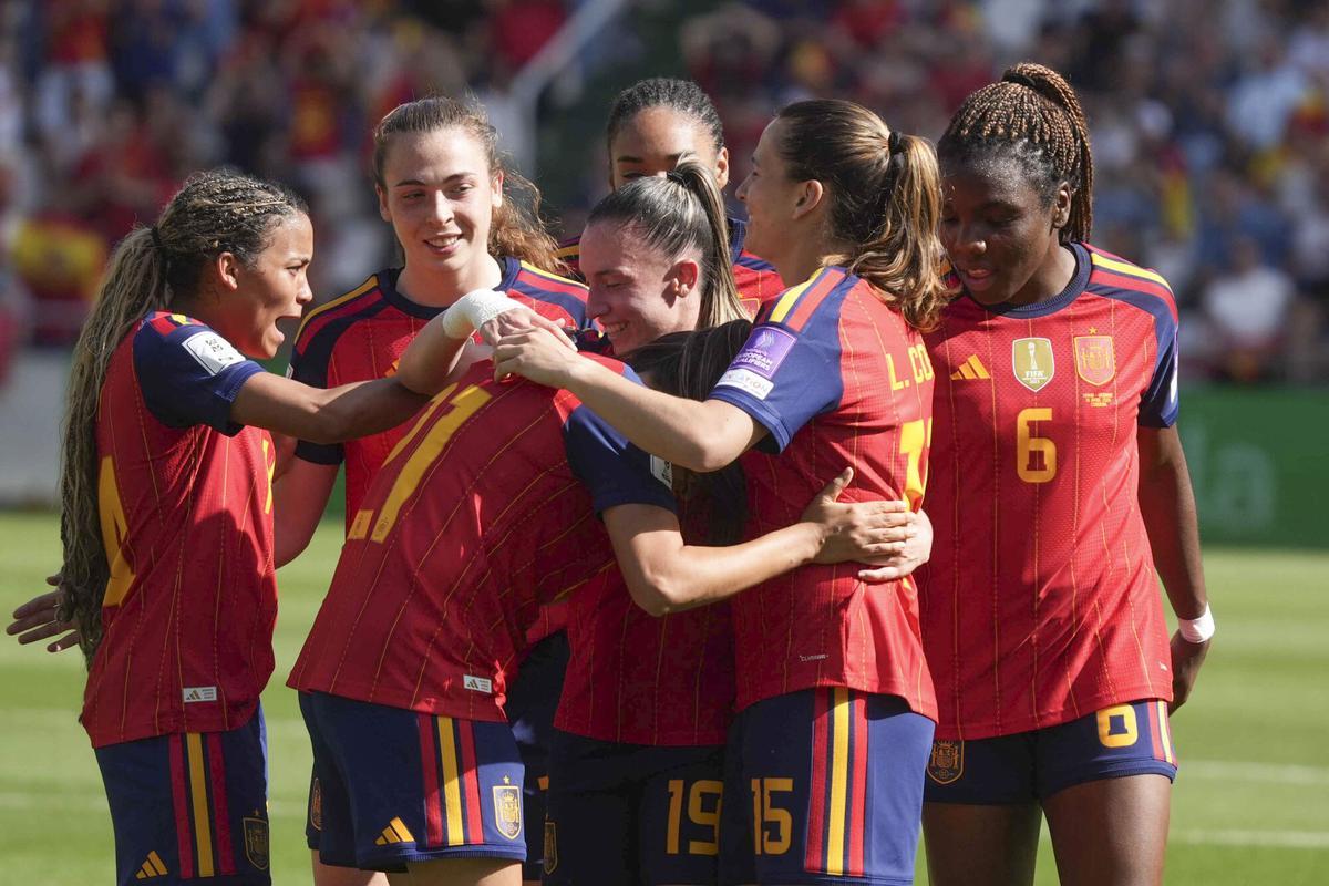 La selección de España celebró cinco goles ante Ucrania