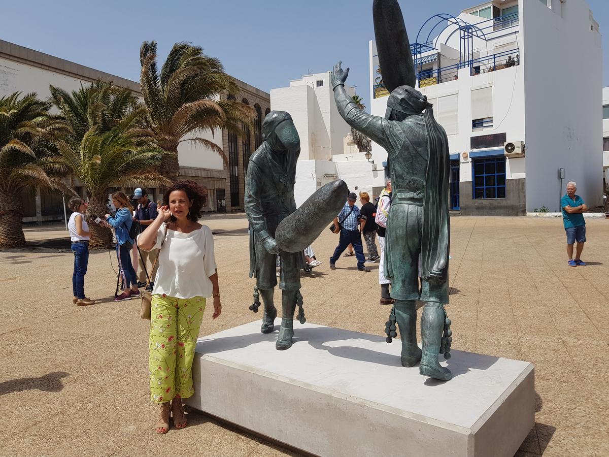 La escultura Evelina Martín junto al conjunto escultórico homenaje a Los Buches, inaugurado en 2018 en la rivera del Charco de San Ginés.