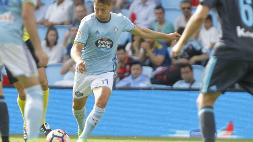 Andrew Hjulsager dispara a portería en el último partido de la pasada Liga, ante la Real Sociedad. // Lores