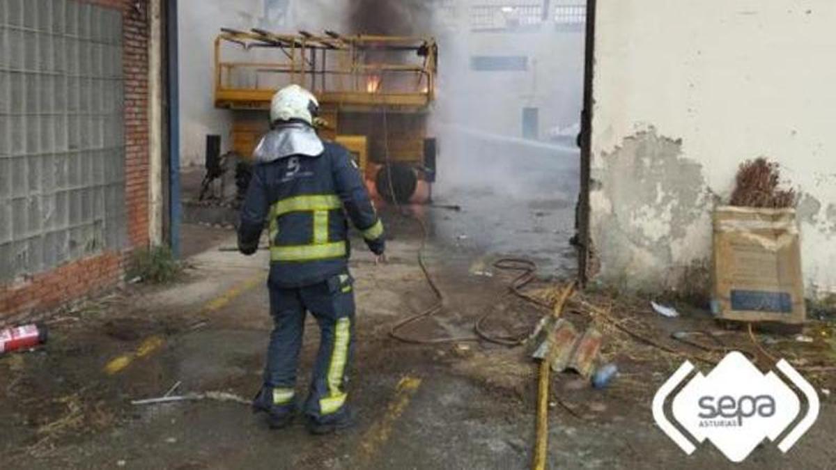 arde una máquina elevadora en el interior de una nave en Raíces