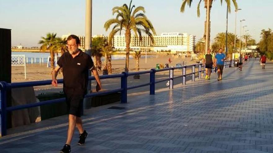 Mariano Rajoy camina por el paseo del Postiguet