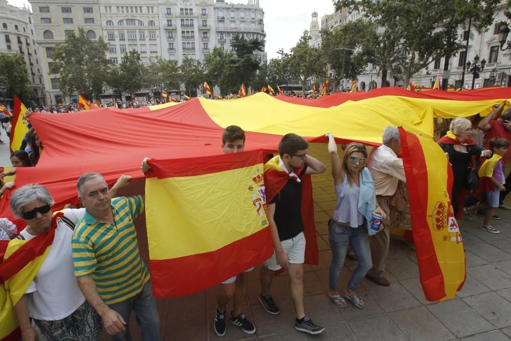 Caravana de vehículos con banderas españolas en València