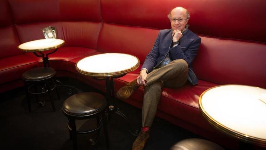 «Les històries d’amor s’inicien gairebé totes en un bar, no?»