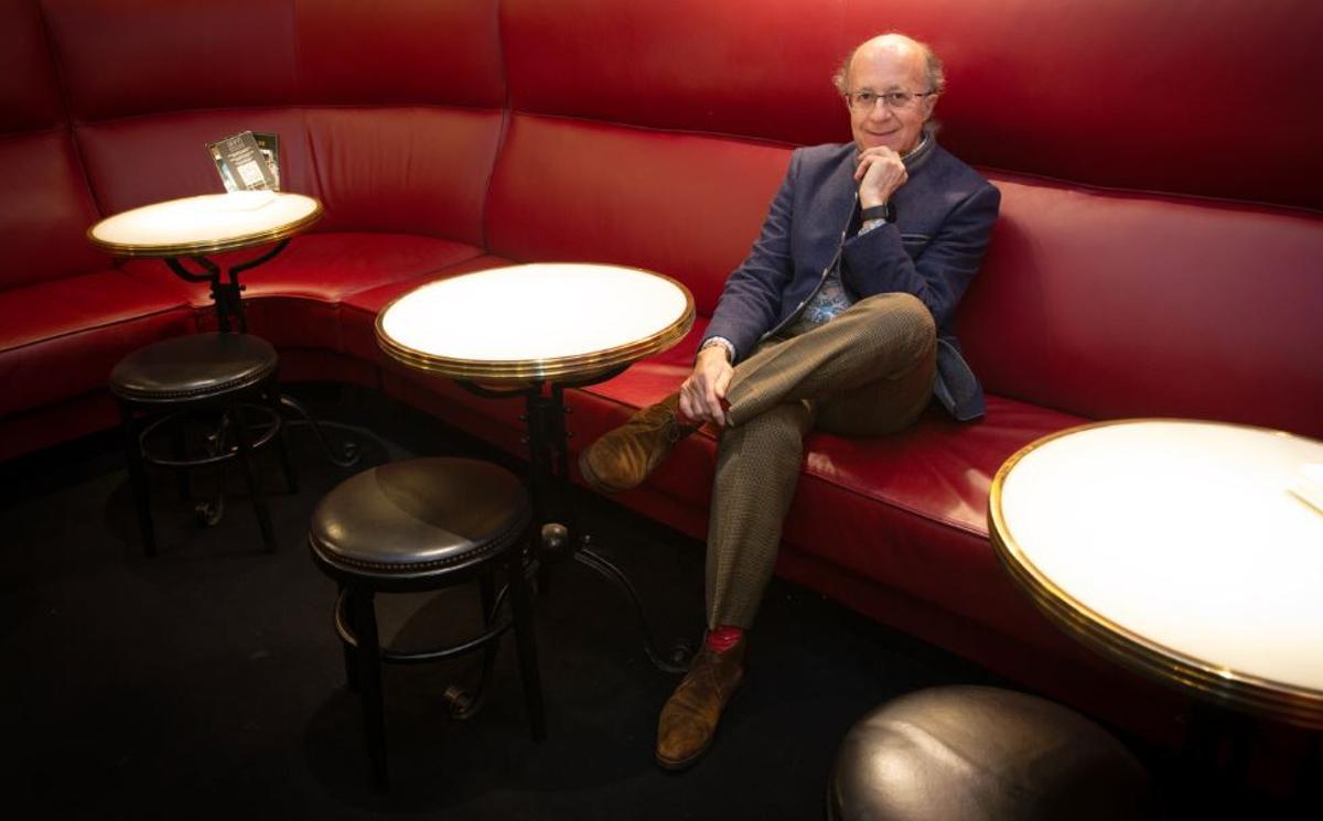 Javier de las Muelas, en un sofà del Dry Martini.