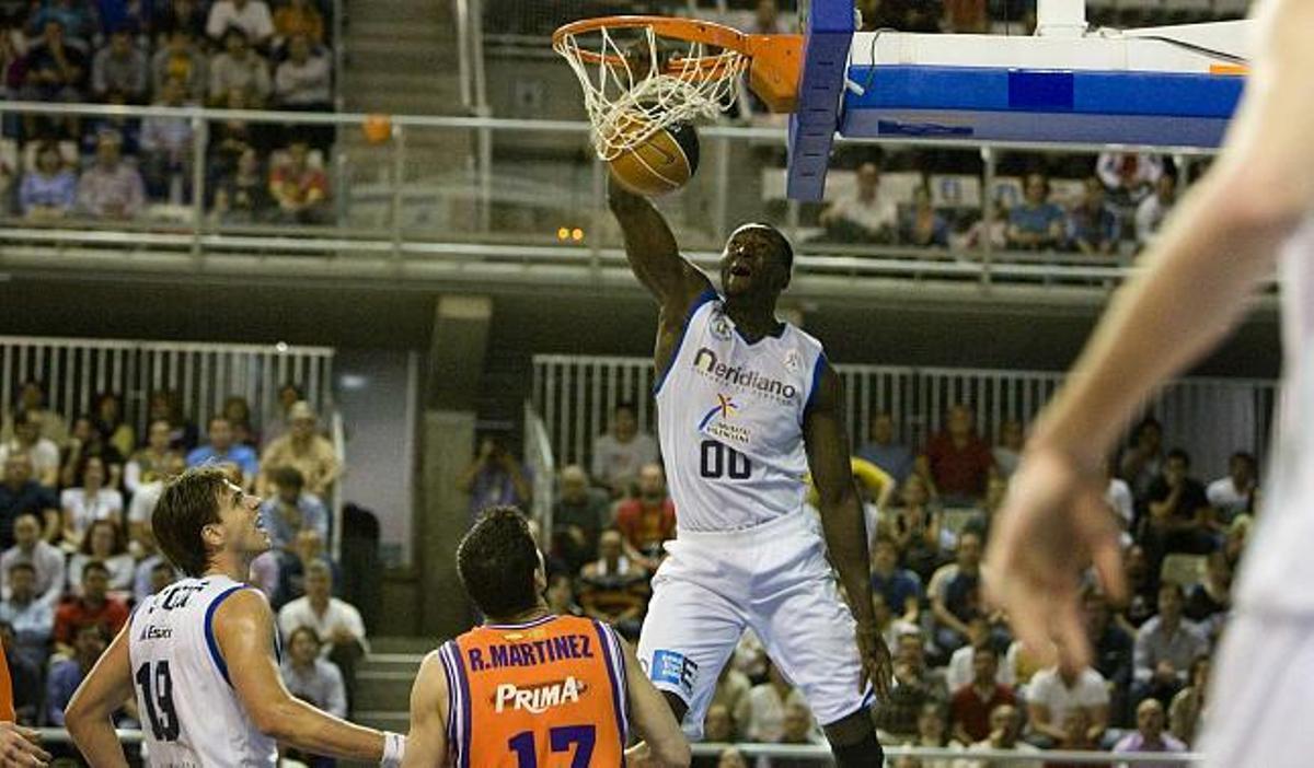 Pape Sow "mata" el aro ante la presencia de Stojic y Rafa Martínez.