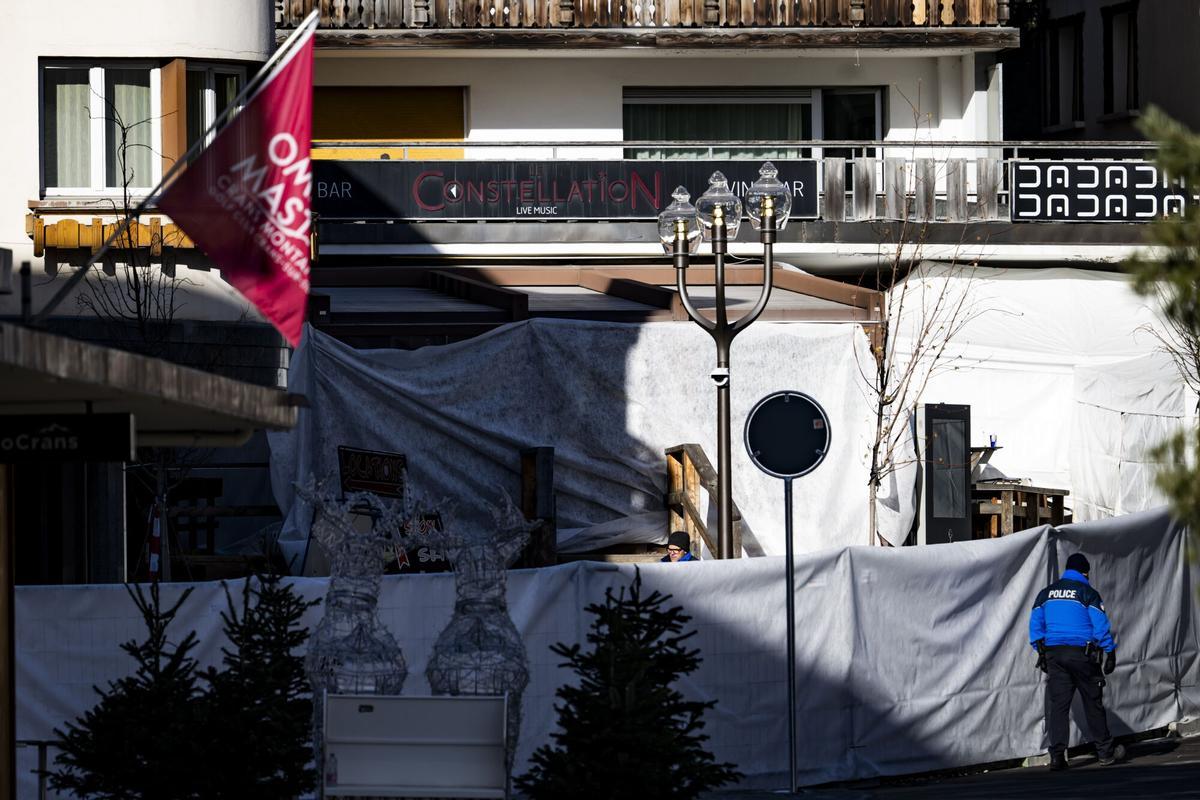 La policía inspecciona el bar Le Constellation, este jueves.