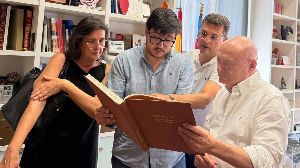 El alcalde y el concejal de Cultura de Alfafar junto al diputado de Cultura, Francisco Teruel, durante su visita al ayuntamiento.
