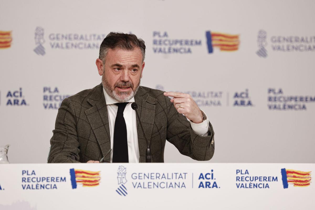 El vicepresidente segundo y conseller de Presidencia, José Díez, informa de los asuntos tratados en el Pleno del Consell.