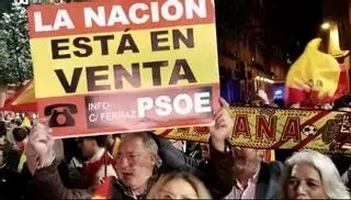 Cientos de manifestantes vuelven a asediar la sede del PSOE en Murcia: "España no se vende"