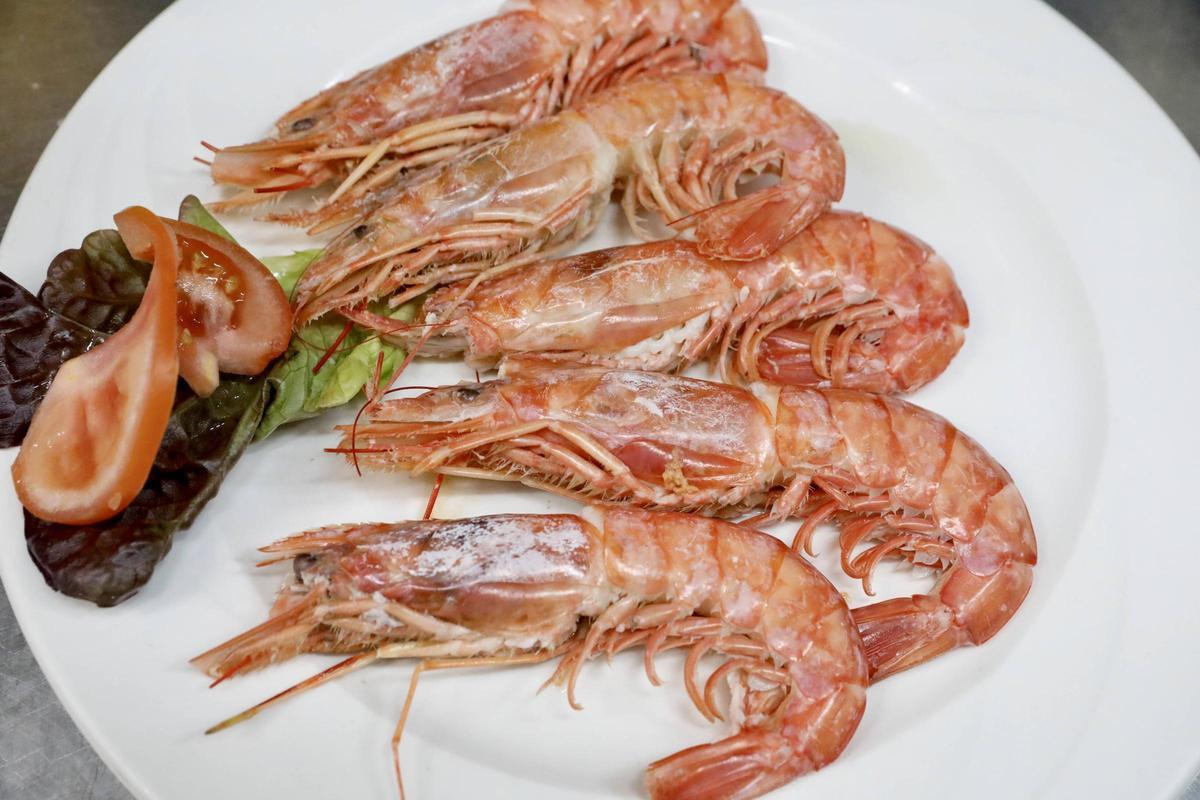 Langostinos, lubina y paletilla para la última Nochebuena en uno de los templos de la cocina en Asturias, que cierra