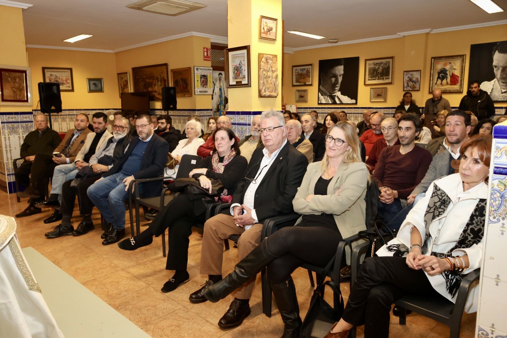 Éxito de asistencia en el homenaje del Club Taurino de Alicante a los novilleros y al fotógrafo Antonio Vigueras