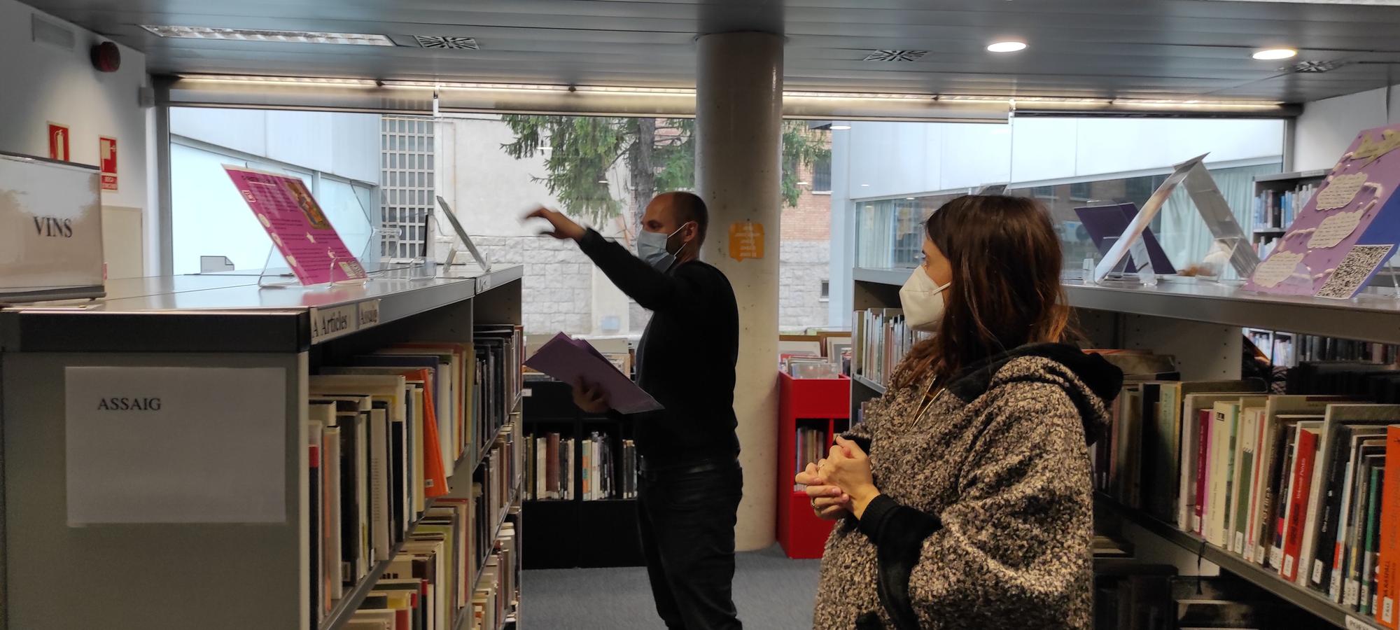 Moments del muntatge de l'exposició a la Biblioteca figuerenca