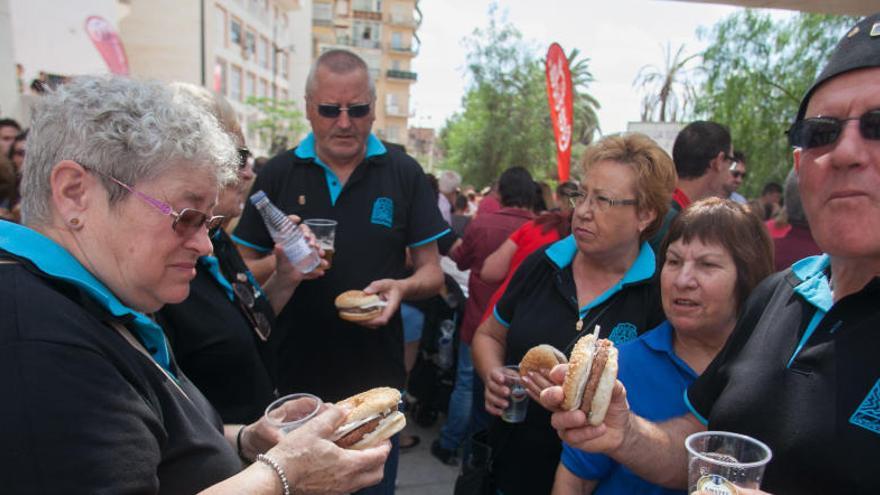 Crevillent bate el récord Guinness con la hamburguesa más larga del mundo