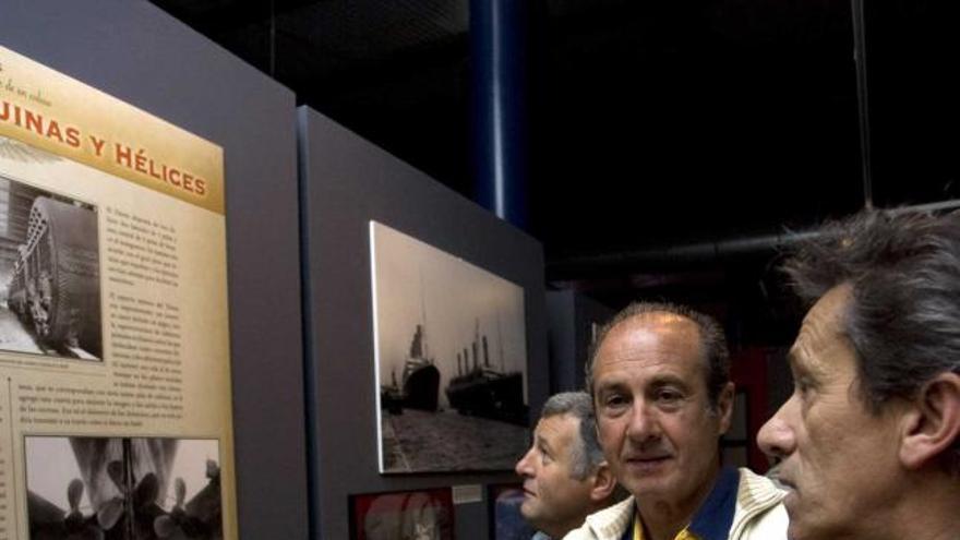 Asistentes a la inauguración de la exposición sobre el «Titanic» en Luanco.