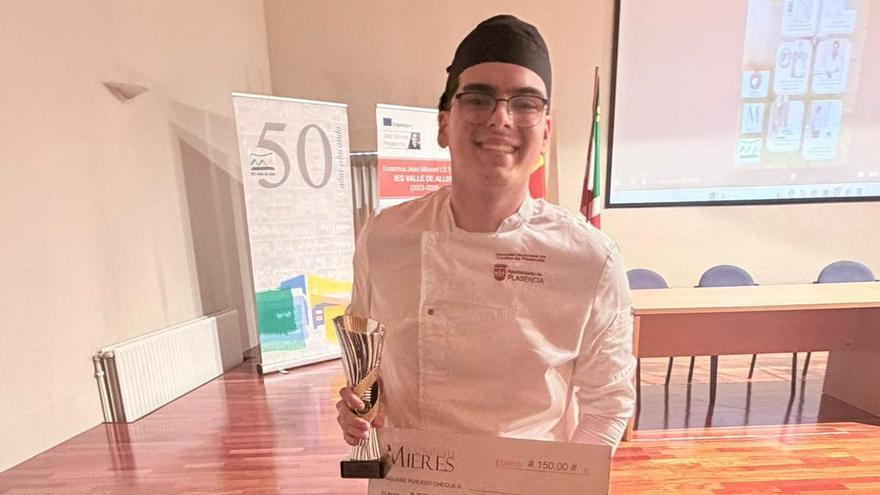 Mario Díaz, de la escuela de cocina de Plasencia, en el podio de un concurso nacional dedicado a la ternera