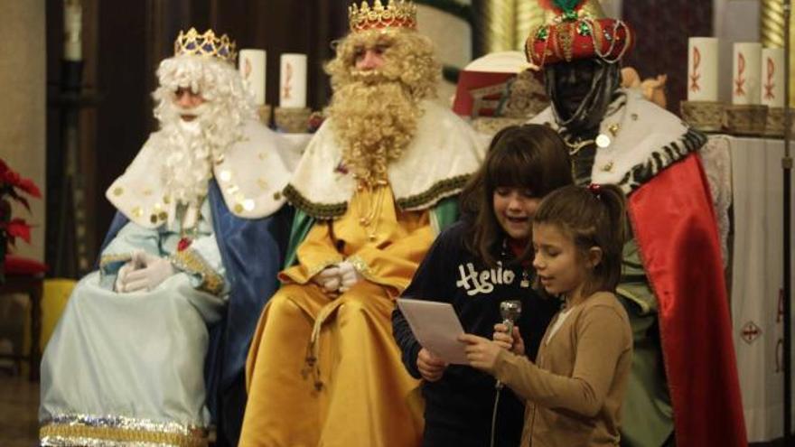Los Reyes Magos, en una de sus visitas navideñas.  | juan plaza