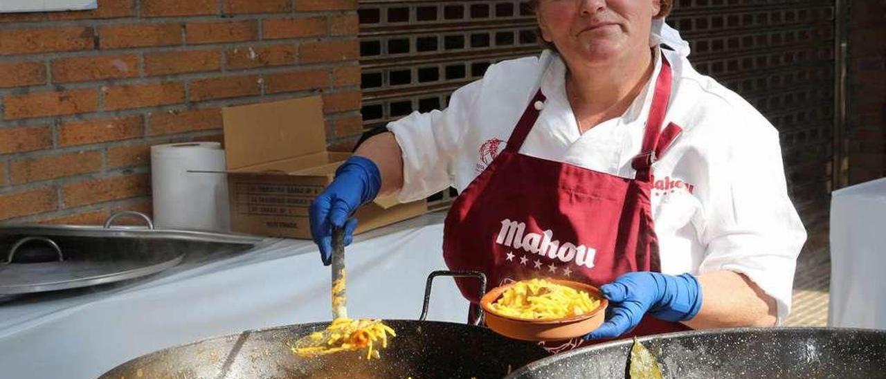 El reparto de fideos con marisco en la pasada edición de la fiesta. // Muñiz