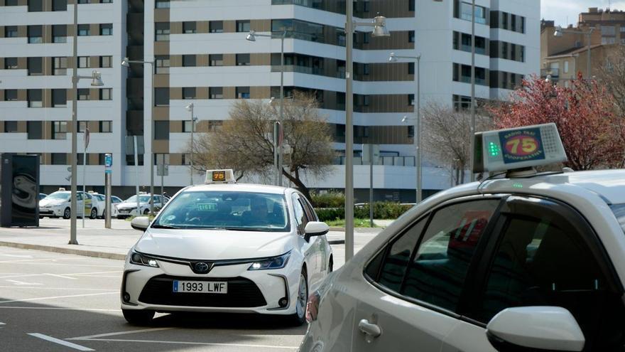 Los taxistas de Zaragoza piden mano dura contra las VTC: "Les falta mucha transparencia"