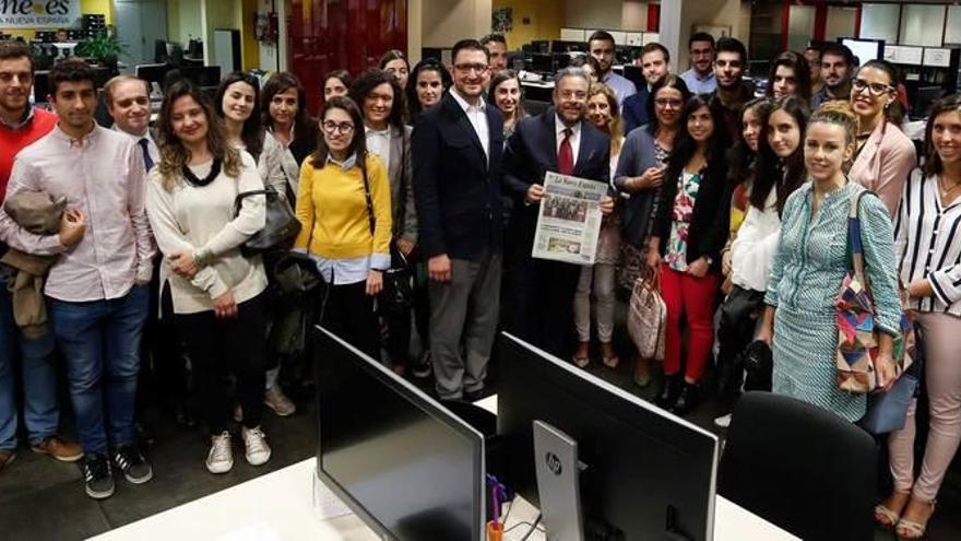 Los estudiantes de posgrado de la Universidad de Oviedo que visitaron LA NUEVA ESPAÑA. En la primera fila, en el centro de la imagen, de izquierda a derecha, Eliseo Ocampo, Enrique Bustamante y Ángeles Rivero.