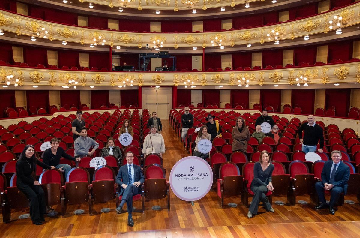 Artesanos e impulsores de la nueva marca de moda, en el Teatre Principal de Palma.