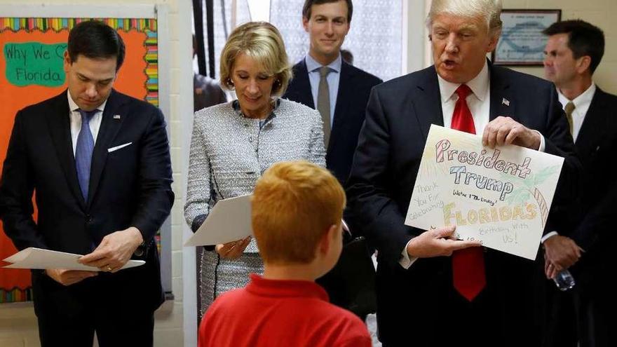 Trump, de visita en un colegio católico de Orlando (Florida). En el centro, al fondo, Kushner. // Reuters