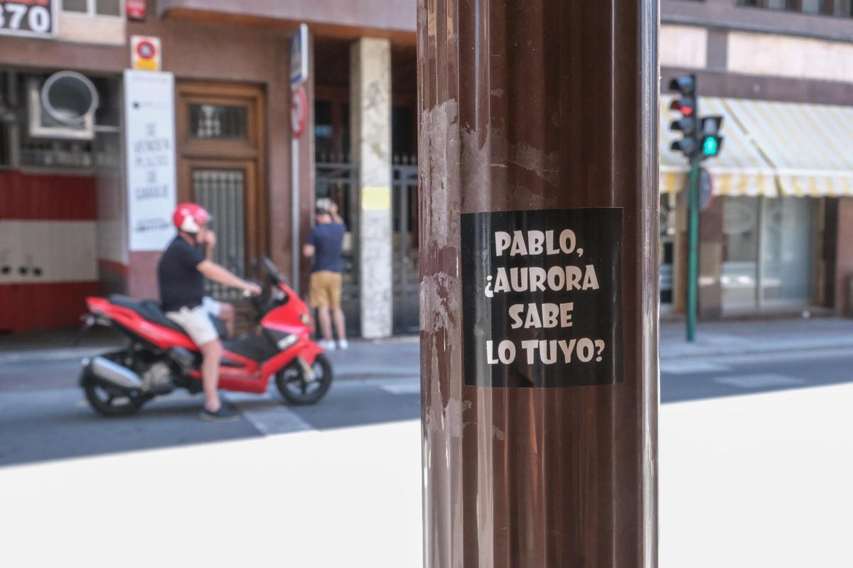 Una de las pegaintas, en la calle Alfonso XII, este pasado martes