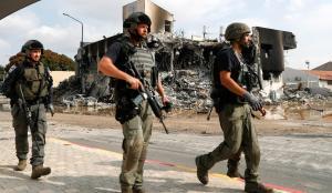 Las fuerzas israelíes patrullan la zona cercana a la comisaría de policía destruida en Sderot.