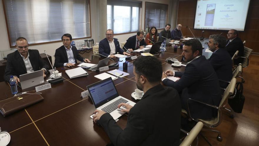 Asistentes al consejo de administración del Puerto de Aviles, con el presidente, Santiago Rodríguez Vega, en el centro de la imagen. | Luisma Murias.