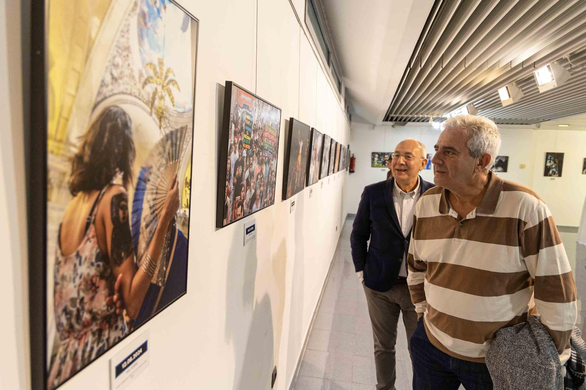 lleno total en la inauguración de INFotoperiodistas 2024,. un año de fotografía de prensa en Alicante