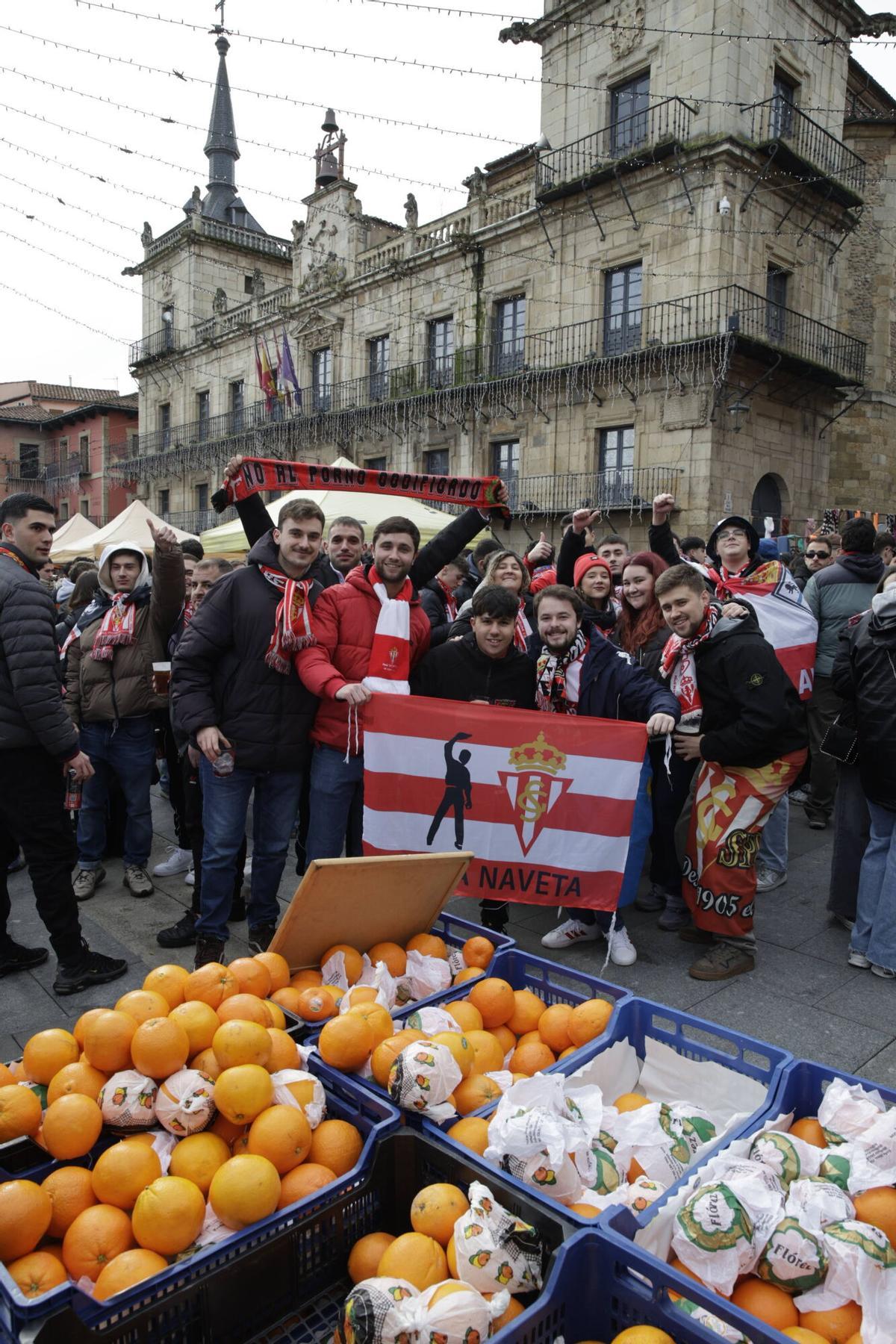 La Mareona invade León ates del partido del Sporting