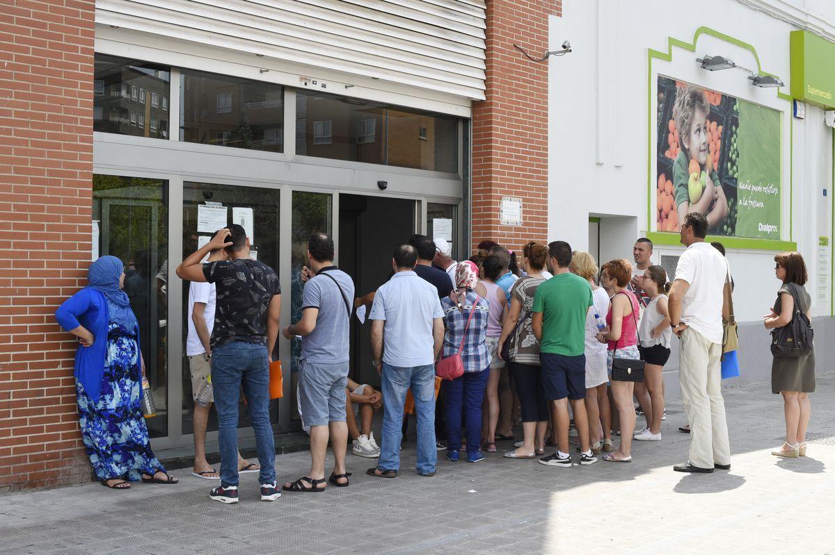 Cola en la oficina de Extranjería de Castelló, donde se tramitan autorizaciones de residencia y arraigo.