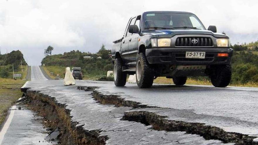 Carretera destruida ayer por el terremoto en la Isla de Chiloé.