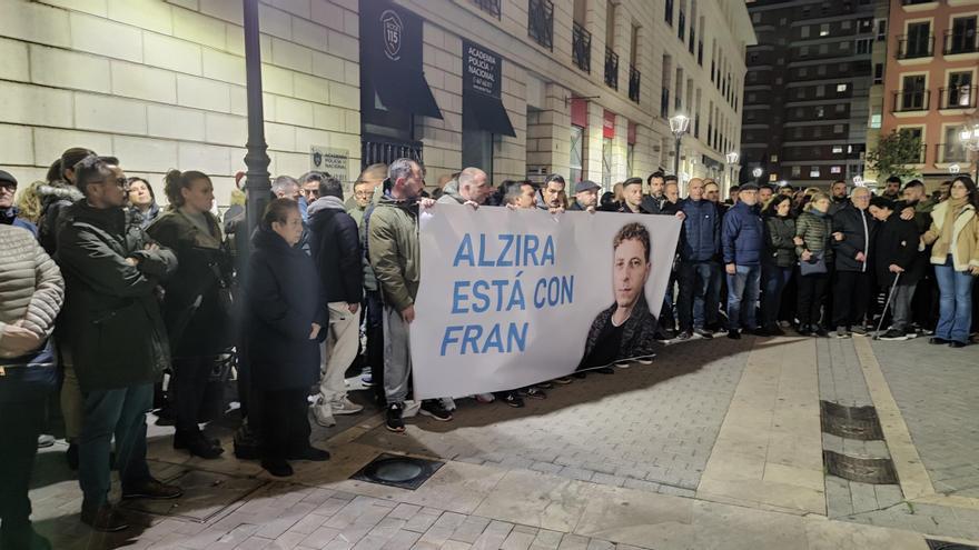 Concentración de apoyo a la familia del desaparecido de Alzira