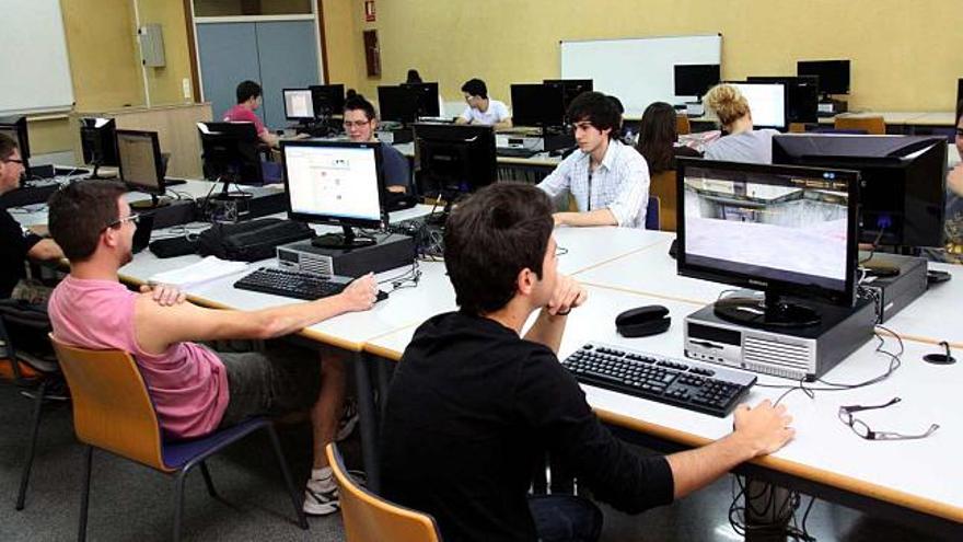 Alumnos de la Escuela Politécnica Superior de Alcoy ocupan una de las aulas de los edificios del campus univesitario.